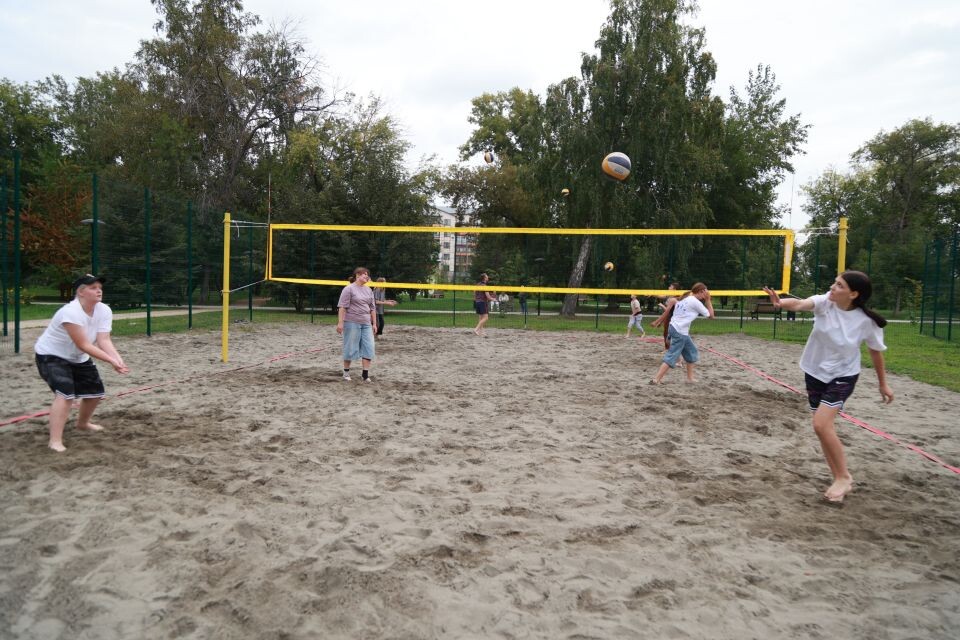    Открытие площадки для пляжного волейбола в Барнауле . Источник: Олег Укладов