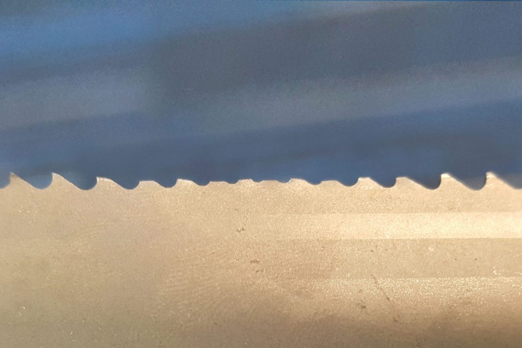 Зубья ленточной пилы