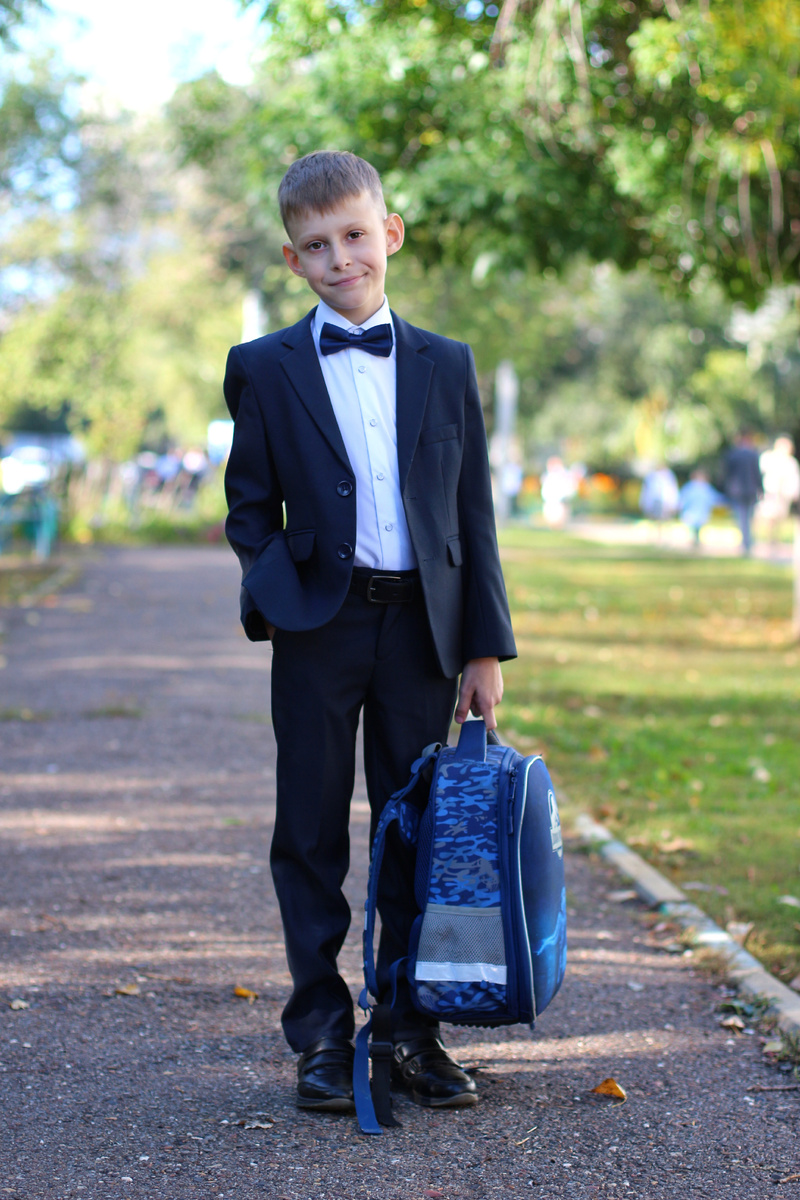 Рюкзак с книжками неподъемный. Кто придумал для начальной школы учебники формата А4?!