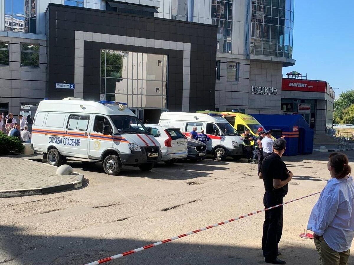    Экстренные службы на месте атаки БПЛА на жилой дом в Саратове© РИА Новости