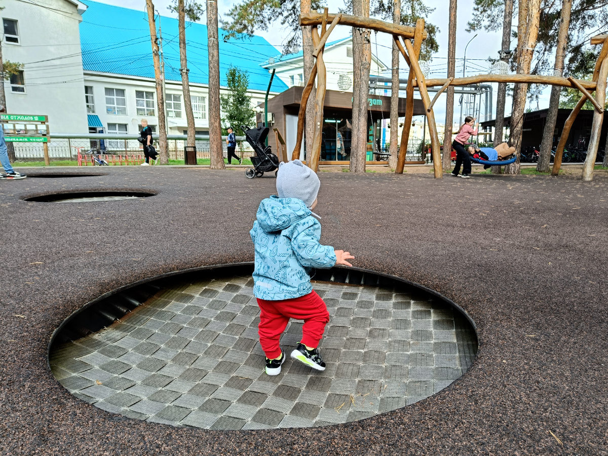 Осваивает батуты