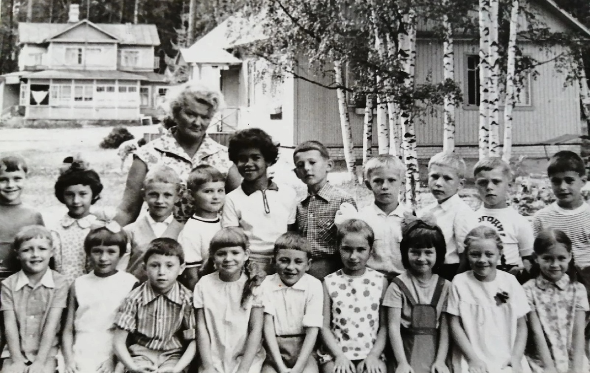 Любовь Ивановна  — наша Любочка. А я на фото — в нижнем ряду крайняя справа