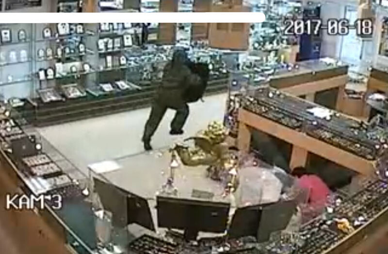    Скриншот нападения с камеры видеонаблюдения