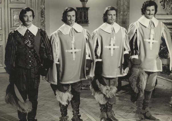 В классической французской экранизации Портос ничуть не толще товарищей. А вот Атос и Арамис здесь как те двое из ларца - одинаковы с лица. Источник: sun9-33.userapi.com/