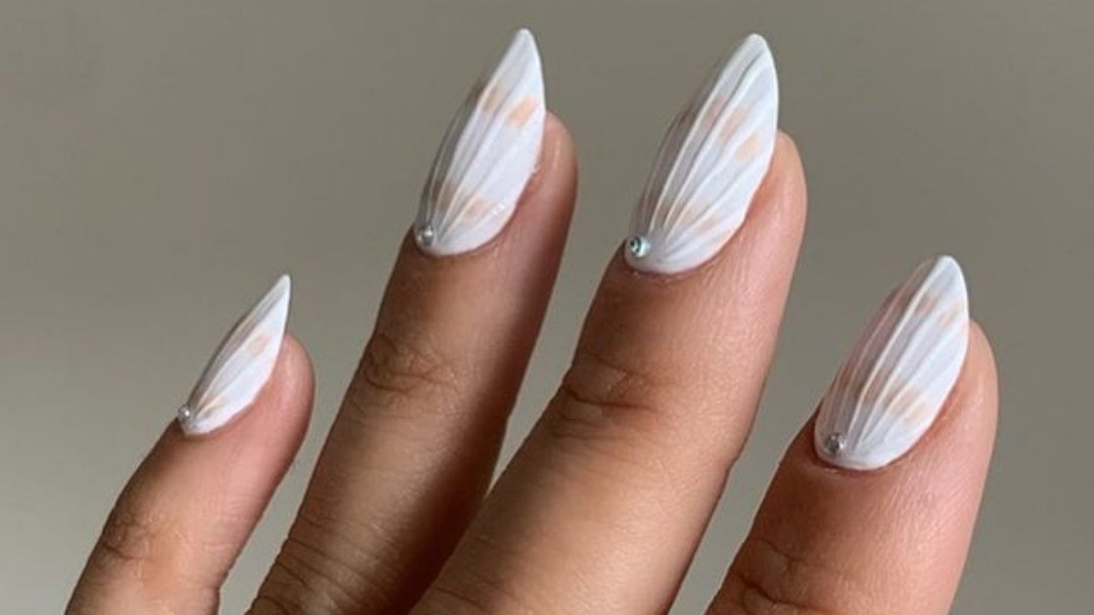    Непрозрачный «ракушечный» маникюр