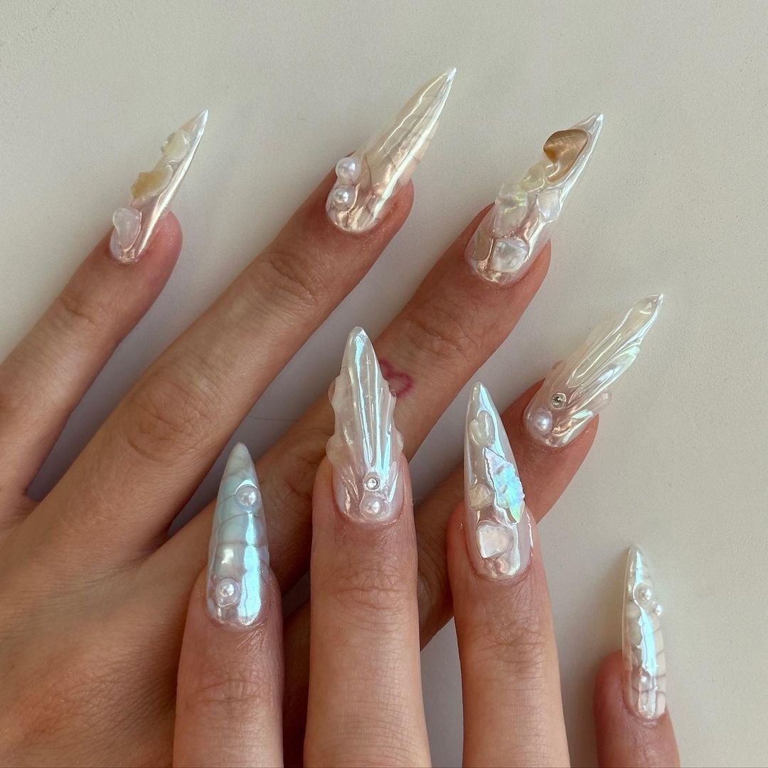    Для создания полосок совсем не обязательно рисовать параллельные прямые линии. Это могут быть волны или лучики, расходящиеся от центра.