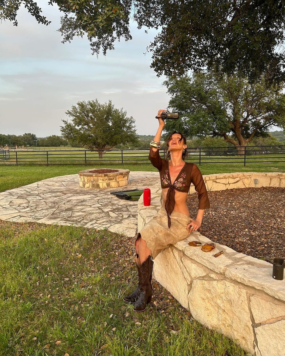    Если хотите знать главные тренды сезона, ориентируйтесь на образы фэшн-блогеров и супермоделей, например, на Беллу Хадид