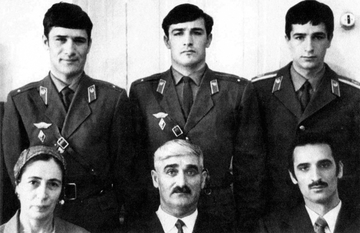На семейном фото в верхнем ряду Руслан, Адам и Борис Аушевы