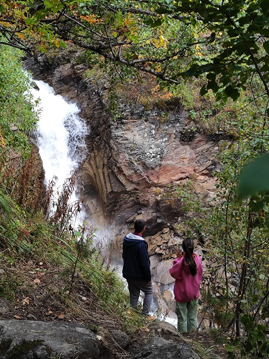 Туристы у водопада Когутай (сентябрь 2024 года)