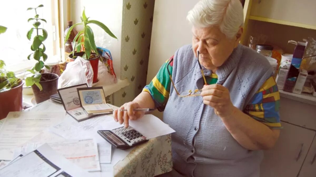 Рост пенсий в России составил 0,2%, а коммунальных платежей — 100%. Фото: АиФ