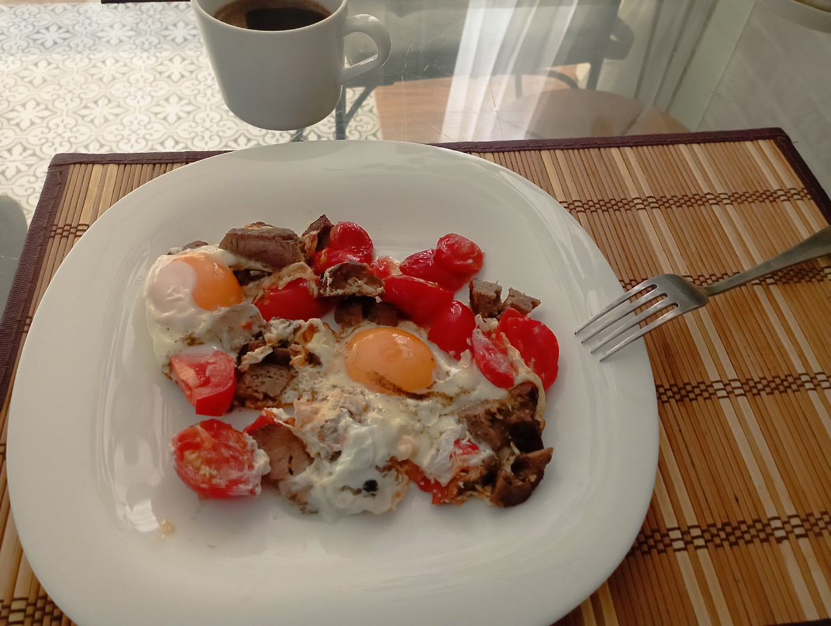 Обязательно яйца, мясо и овощи. Каша редко. 