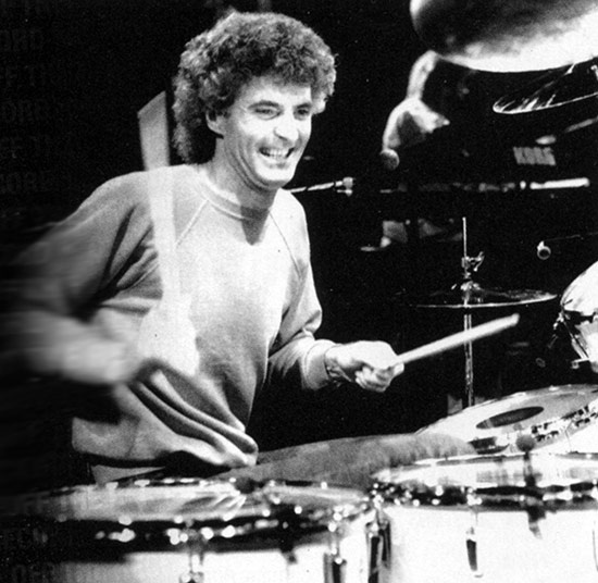 Дон Брюэр (Don Brewer), барабанщик группы Grand Funk Railroad.