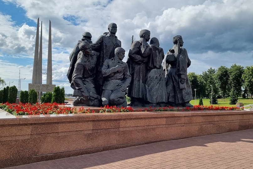 На самой большой площади братской страны в Витебске центральную часть занял мемориальный комплекс.