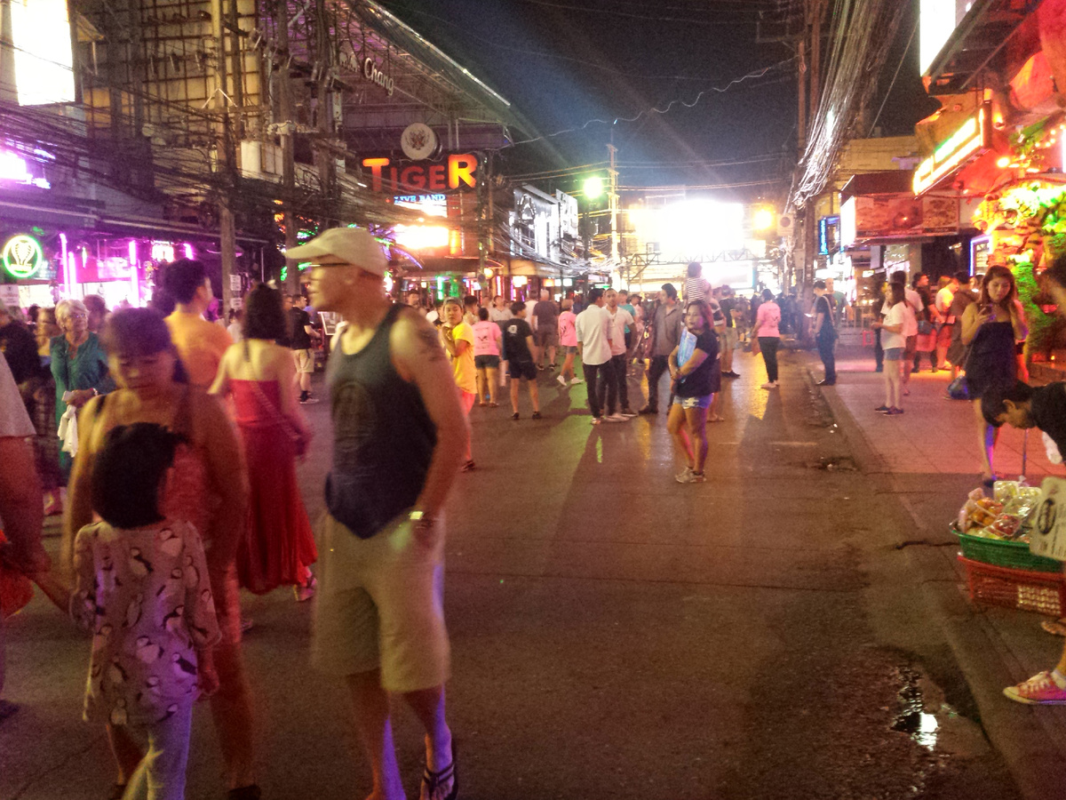 Знаменитая улица Бангла Роуд на Пхукете