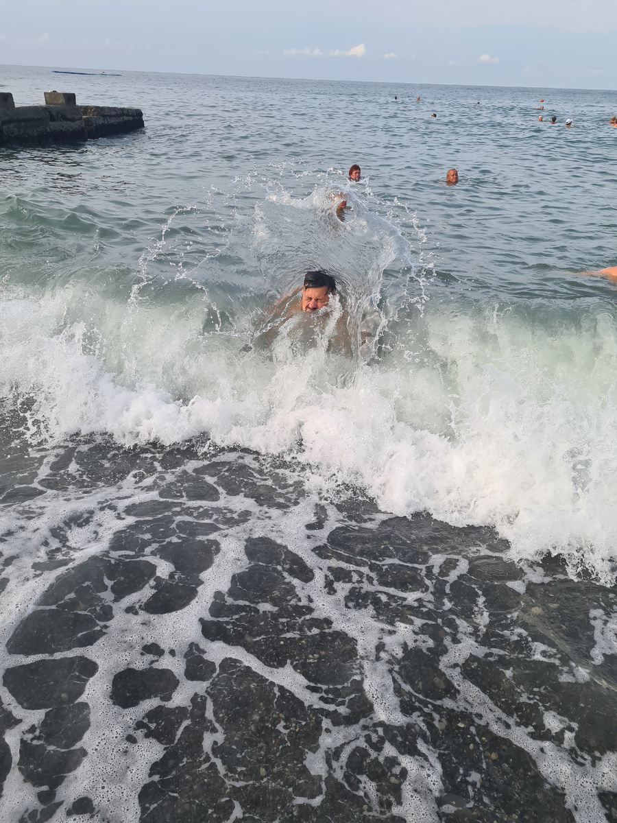 Море в сочи сейчас. Пляж огонек 2 адлер. Погода в имеретинке на 14 дней. В чем ходят на пляже адлер. В чем ходят на пляже адлер.