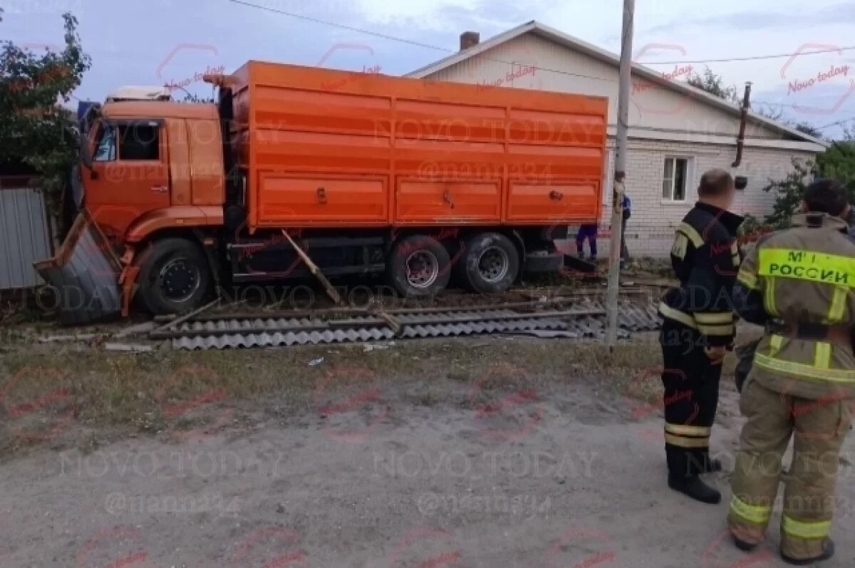    Въехавший в забор дома КамАЗ в райцентре под Волгоградом попал на видео