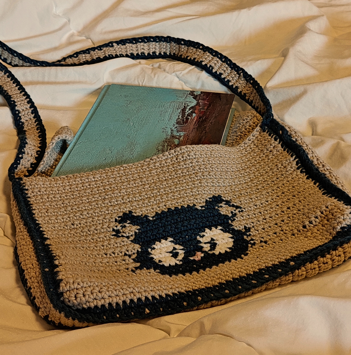 Такая вот минималистичная внутренняя обложка. И сумка с котом (для красоты)