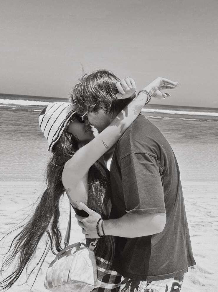 Имени бойфренда блогерша сначала не написала, да и лица почти не было видно. Однако поклонники быстро вычислили мужчину. Им оказался Степан Кузьменко из Челябинска.