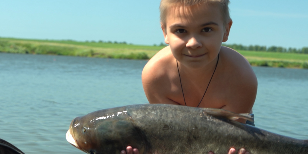 Научился ловить огромных толстолобов.