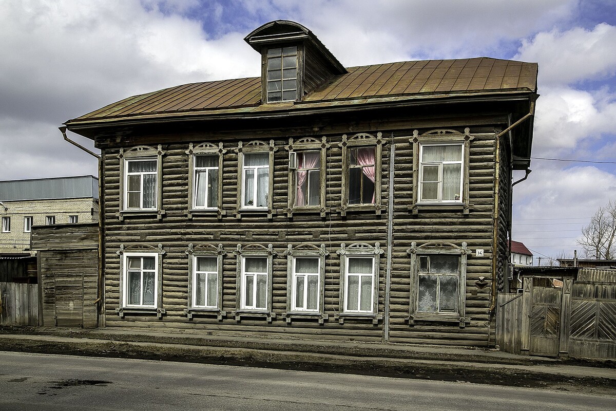 На фото не наш дом, но отдалённо похожий. Наш только повыше был - у нас потолки были высотой почти 4 метра, так что наши два этажа по высоте мало уступали современному третьему этажу