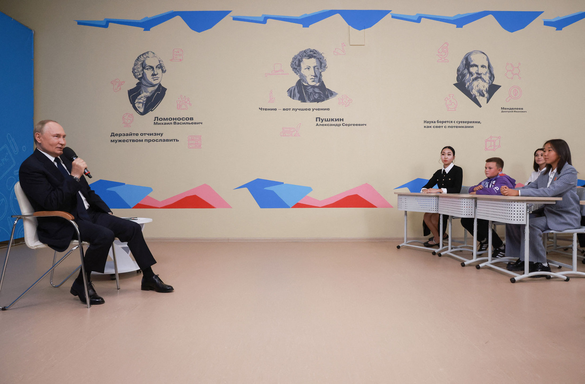 Встреча Владимира Путина со школьниками в Кызыле 2 сентября стала триггером для американского издания. Ощутившего в друг, что их главная опора - "неокрепшая молодёжь" ускользает от влияния "западной идеологии".