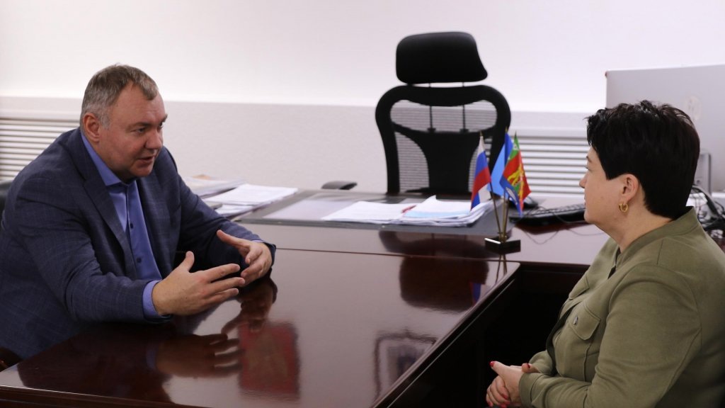    фото – аккаунт администрации Красноселькупского района в ВК. Г-н Фишер встречается с депутатом Наталией Фиголь