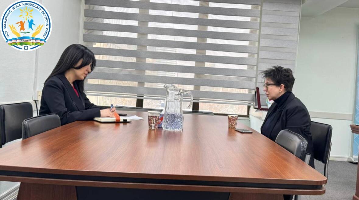    Детский омбудсман Сураё Рахмонова (слева) и бабушка девочки, которую вернули в Узбекистан (справа) | Фото: пресс-служба Детского омбудсмана