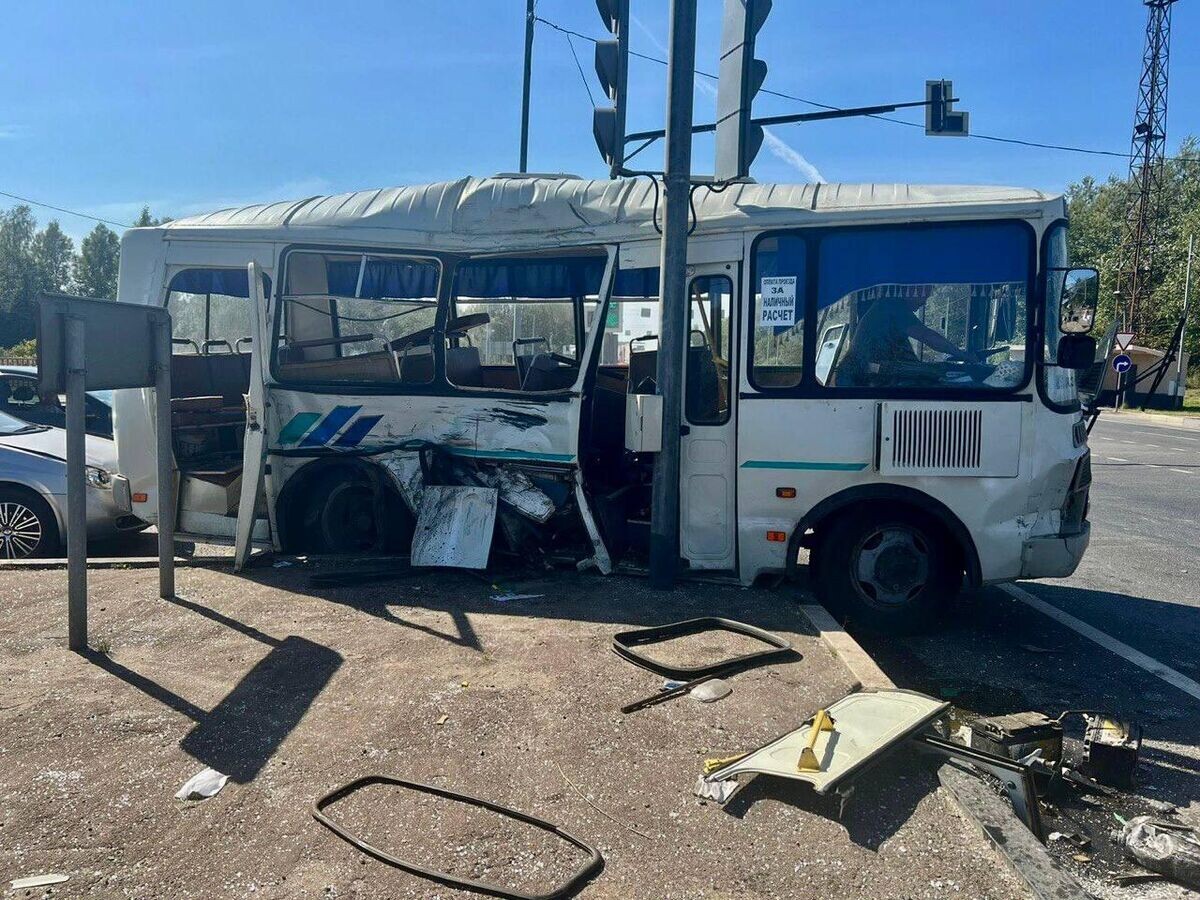    Место ДТП с участием грузового автомобиля и автобуса в Вяземском районе Смоленской области© Фото : ПРОКУРАТУРА СМОЛЕНСКОЙ ОБЛАСТИ/Telegram