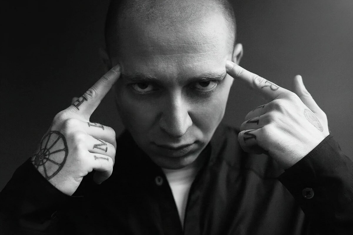 Oxxxymiron - Мирон Янович Фёдоров — российский рэп-исполнитель, поэт-песенник и гражданский активист. 
Является одним из наиболее коммерчески успешных рэп-исполнителей России. Его альбомы «Вечный жид» (2011) и «Горгород» (2015) внесли значительный вклад в историю русского рэпа. 