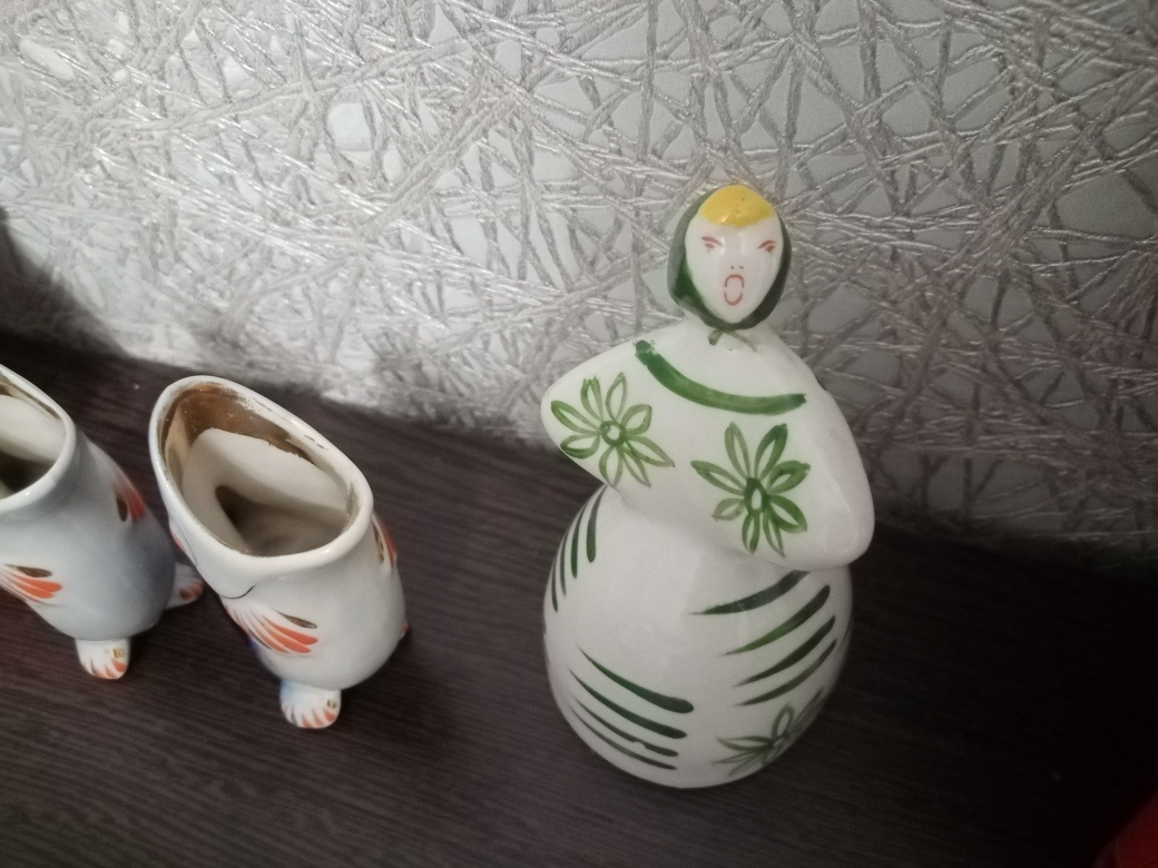 Орут тут все - и рыбы тоже. Рыбок купила маме, она решила заменить две родные склеенные рыбёшки на целые. Любит она этот сервиз.
Фото из коллекции автора