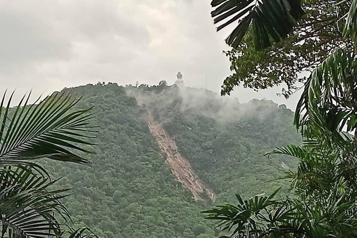 Большой Будда и последствия оползня в районе Карон