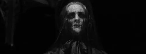 Образ женщины в черном тянулся к детям и пытался схватить их