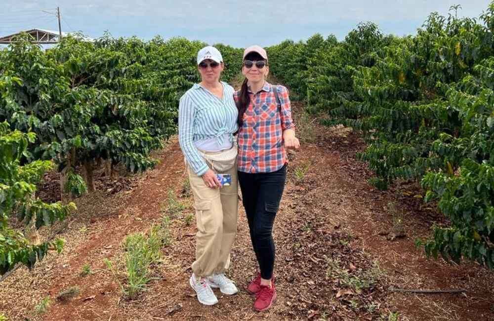 Наш менеджер по обеспечению качества Юлия (на фото слева) инспектирует бразильскую почву  