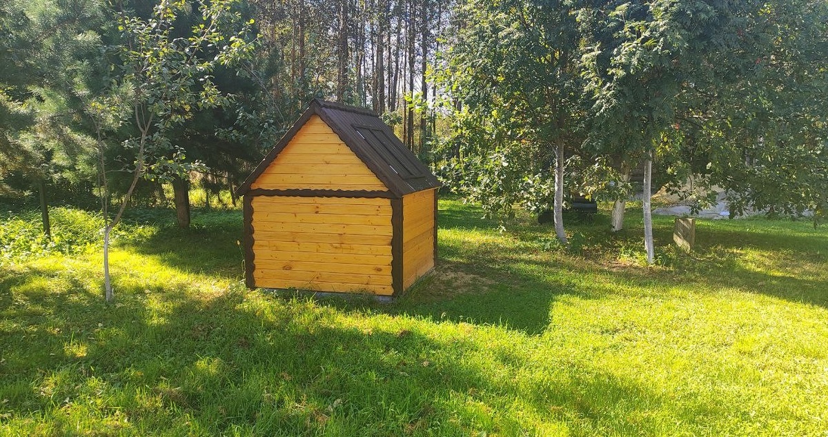 Так выглядит домик для колодца. Кроме красоты выполняет и практическую роль - утепление