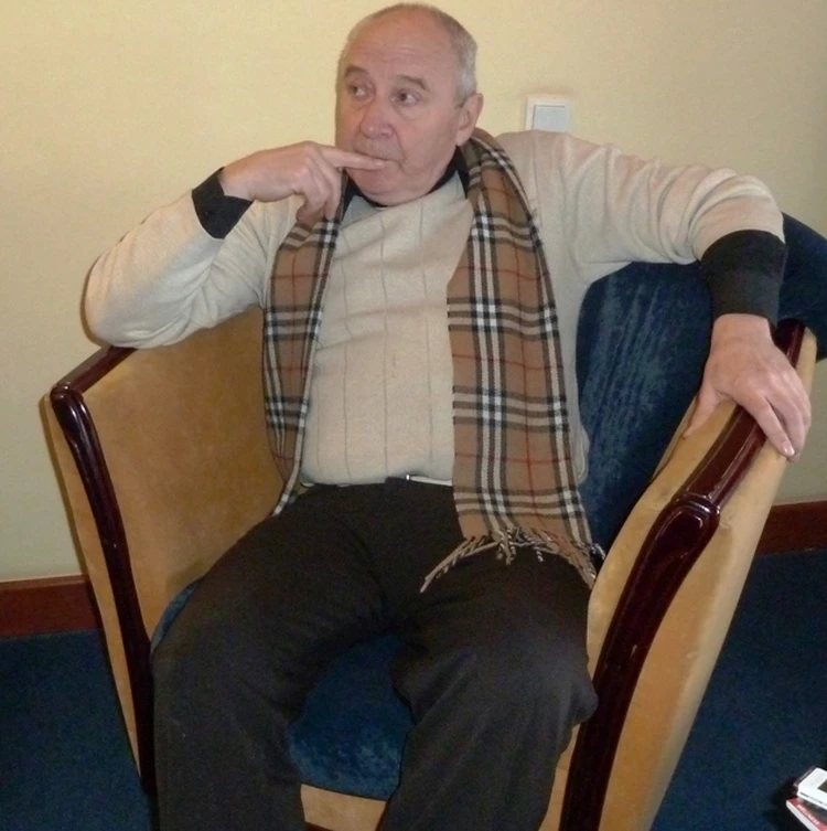 Фото 2. Чекист на пенсии  - некий "подполковник КГБ Николай Артемов" - рассказывает журналистам "Комсомольской правды" известные ему "секретные сведения" о гибели дятловцев. 