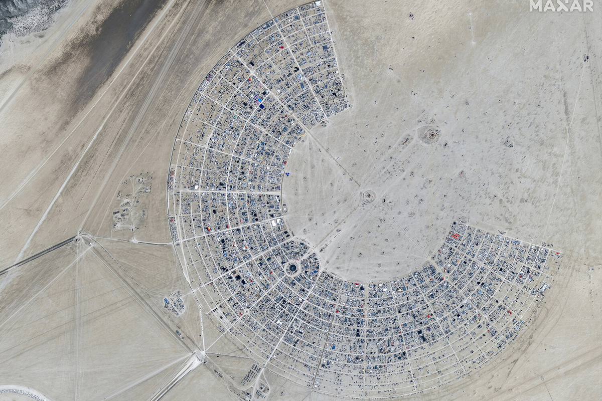 Вид со спутника на место проведения фестиваля Burning Man в Блэк-Рок-Сити, штат Невада, США, 25 августа 2024 года ©Maxar Technologies/via Reuters  📷