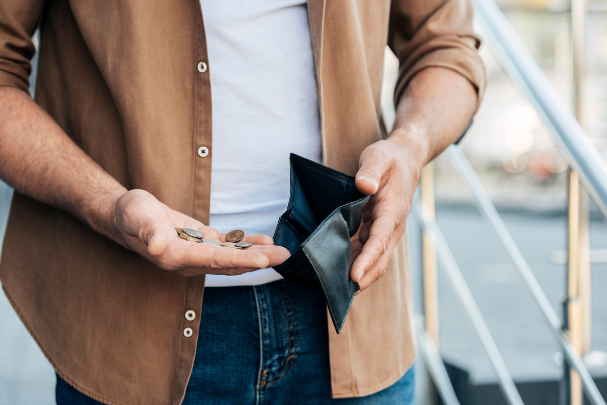 источник фото: <a href="https://ru.freepik.com/free-photo/close-up-hands-holding-wallet-coins_11386111.htm#fromView=search&page=1&position=5&uuid=79b06ed0-9b6d-4edc-bee0-cba15b7c85d5">Изображение от freepik</a>