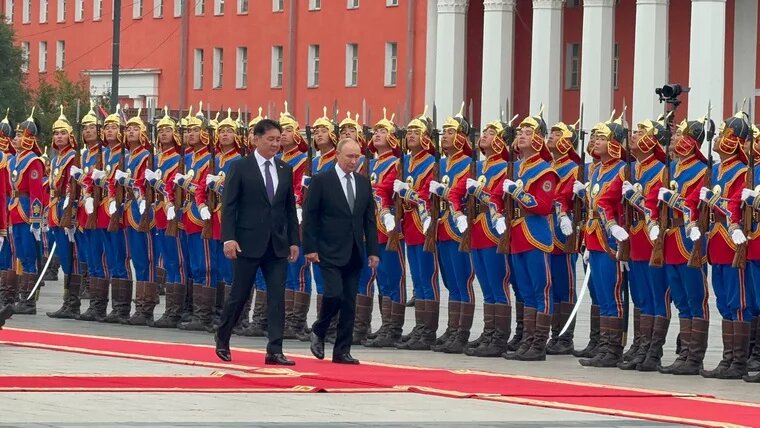 Владимира Путина встретил почетный караул монгольских вооруженных сил. Фото: Даниил Глухов © URA.RU