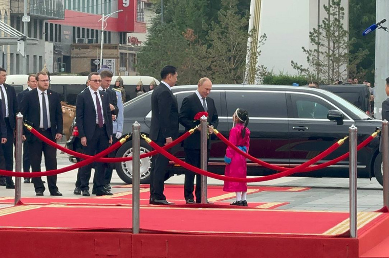 Владимира Путина торжественно встретили местные жители. Президенту вручили цветы. Фото: Даниил Глухов © URA.RU