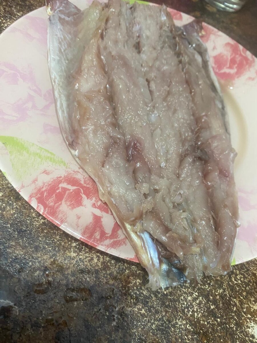 Из тушки скумбрии удалить все косточки.