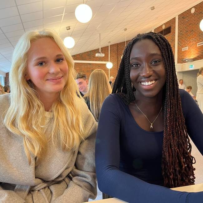 Nadia Jammeh Kwizera og Sofie Ingebretsen. Foto: STIAN WÅSJØ SIMONSEN / NRK