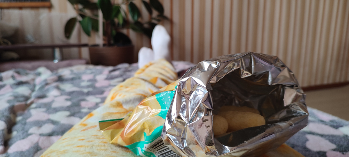 Я, диван и кукурузные палочки 😁