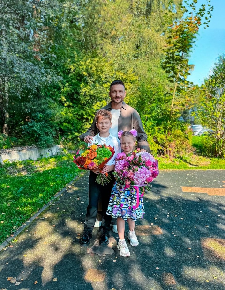 Ого, аж сразу два букета. Вот это да. Интересно кто их все время фотографирует и на отдыхе тоже. Может уж и жену тайную нашел🤔