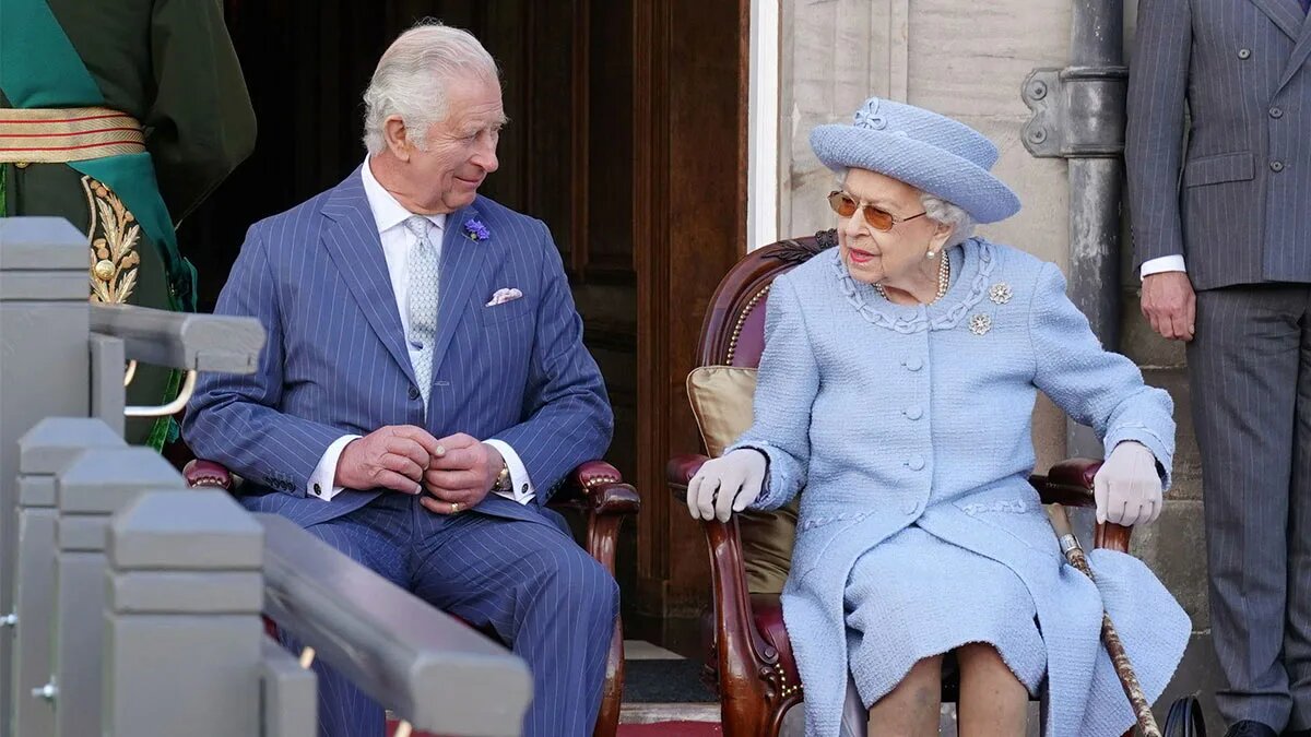 Елизавета II с сыном Чарльзом