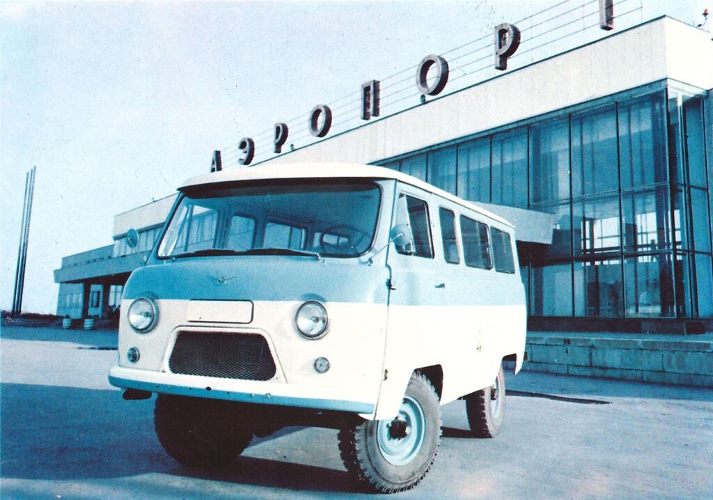 УАЗ 452 он же "Буханка" или "Таблетка" - пример, когда дизайн сразу вышел хорошо (на фото рестайлинг (!) уже без ноздрей и с передними дверями открывающимися вперед, а не назад) 