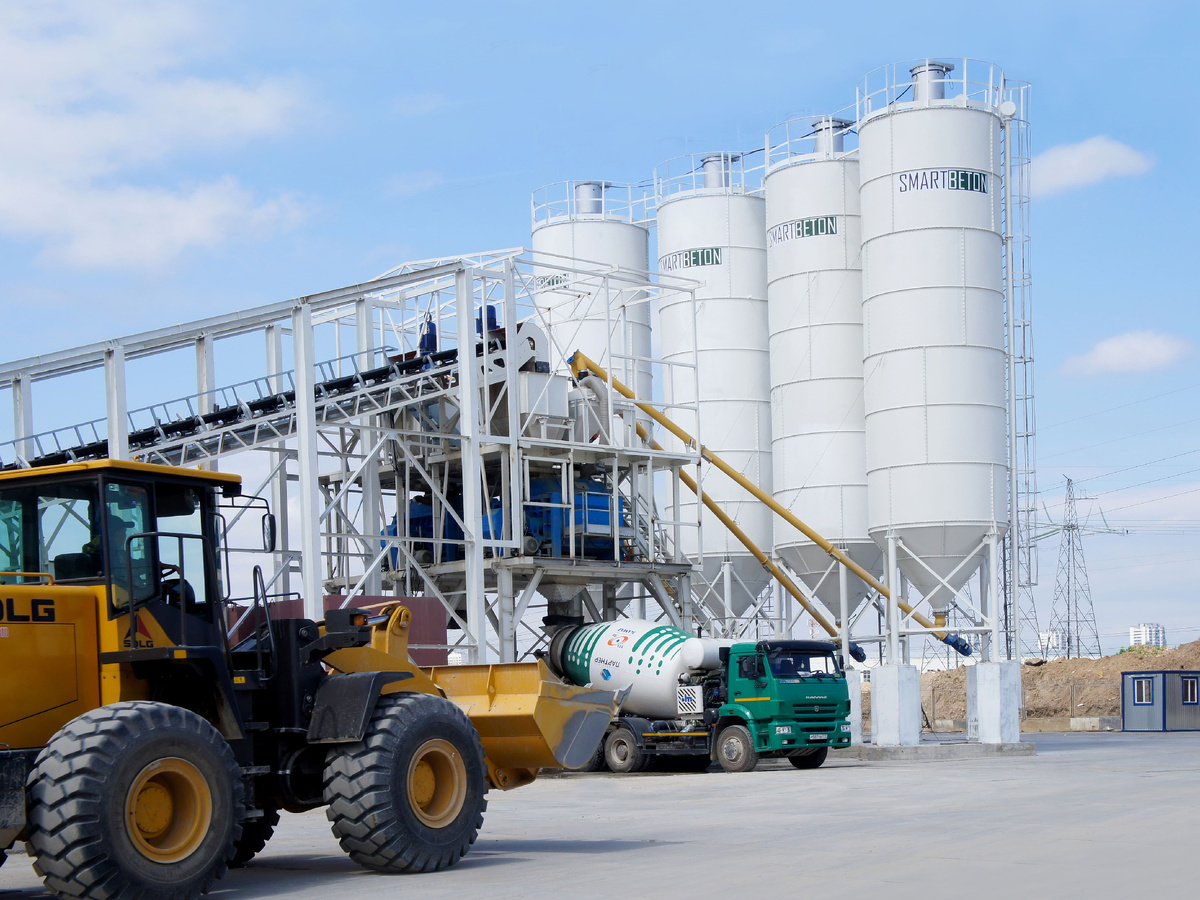 Силосы для цемента на бетонном заводе