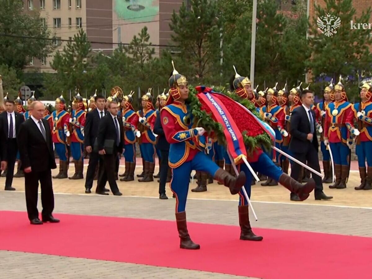    Возложение цветов к памятнику Жукову в Улан-Баторе© kremlin.ru