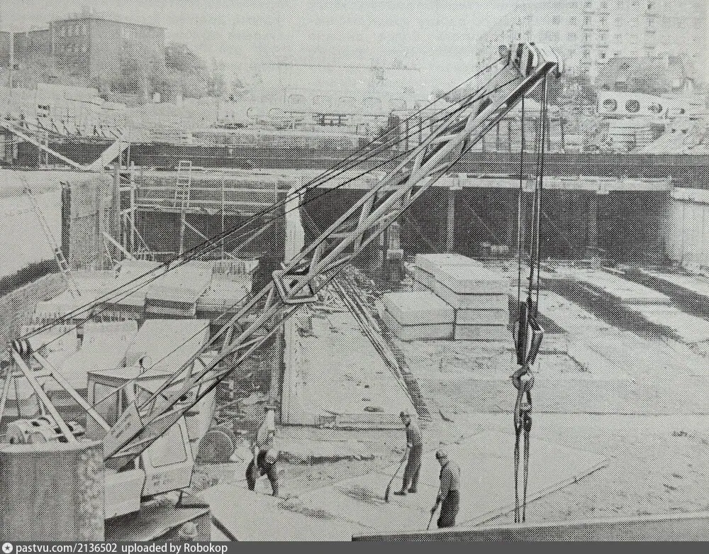 Работы по сооружению "Щукинской", 1974. С сайта www.pastvu.com. Кстати, станцию во время строительства вы можете увидеть в фильме "Три дня в Москве" (1974).