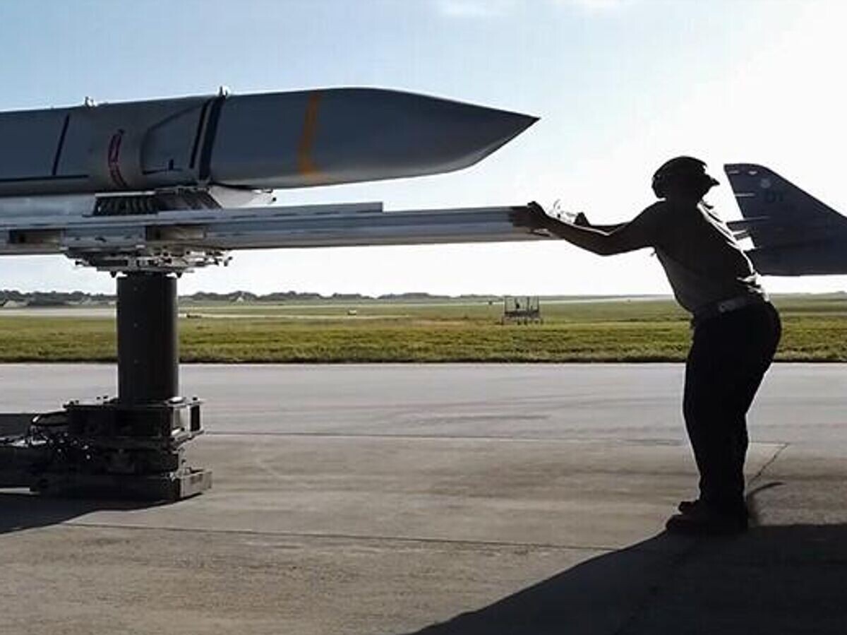    Загрузка ракет JASSM на борт стратегического бомбардировщика B-1B Lancer ВВС США© Фото : U.S. Air Force / Tech. Sgt. David Scott-Gaughan