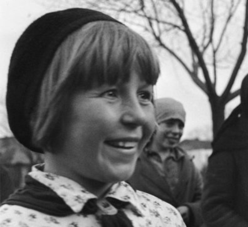 Молодая пионерка. Девочка пионерка. Пионерка иллюстрация. Зигующие первые советские пионер. Бабки пионерки фото.
